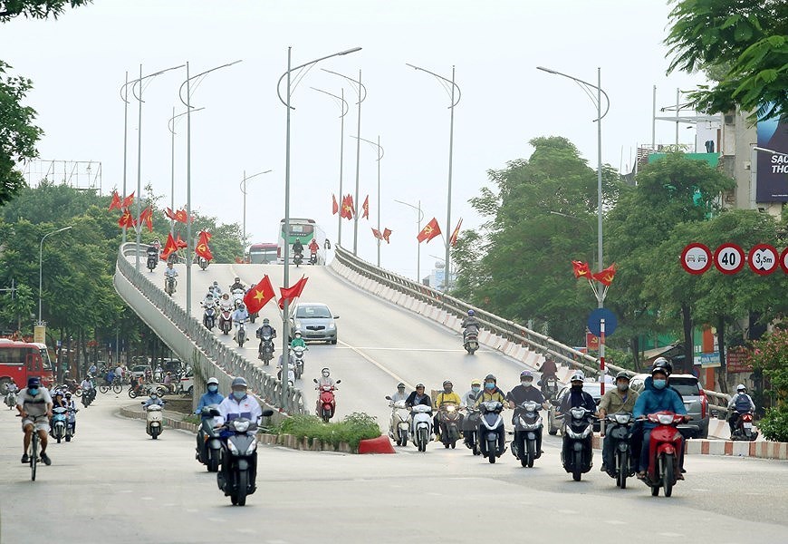 Des drapeaux et des bannieres decorent les rues de Hanoi pour marquer l'anniversaire de la capitale hinh anh 2