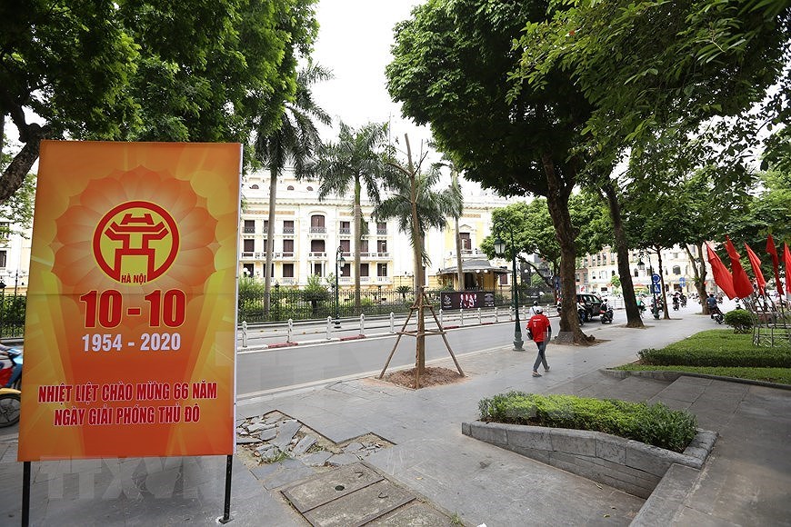 Des drapeaux et des bannieres decorent les rues de Hanoi pour marquer l'anniversaire de la capitale hinh anh 3