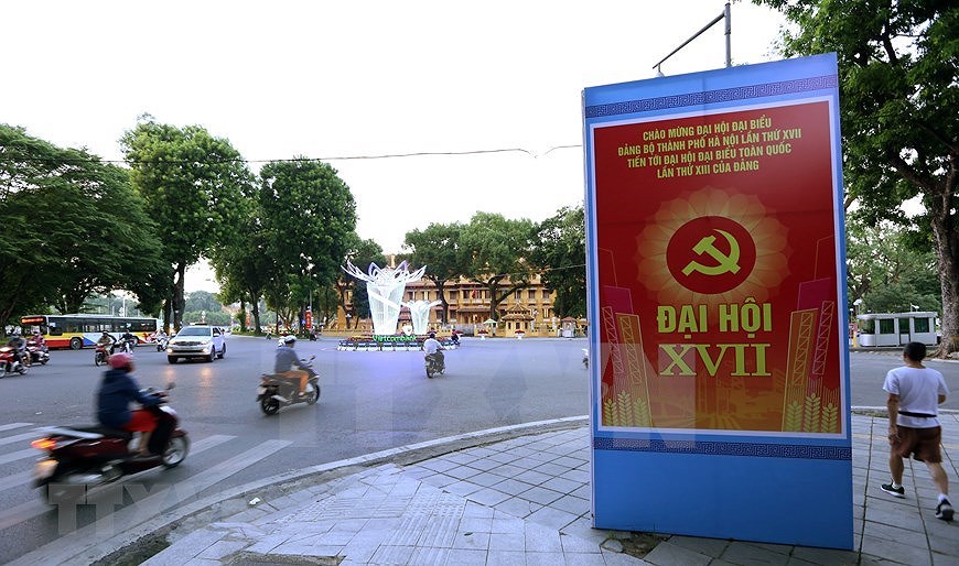 Des drapeaux et des bannieres decorent les rues de Hanoi pour marquer l'anniversaire de la capitale hinh anh 4