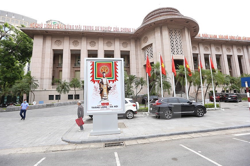 Des drapeaux et des bannieres decorent les rues de Hanoi pour marquer l'anniversaire de la capitale hinh anh 5