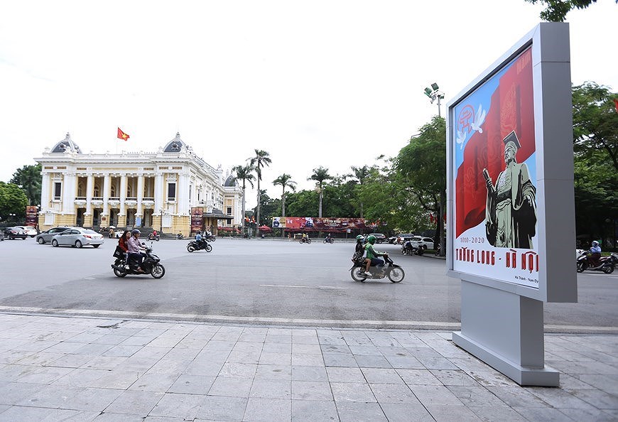 Des drapeaux et des bannieres decorent les rues de Hanoi pour marquer l'anniversaire de la capitale hinh anh 8