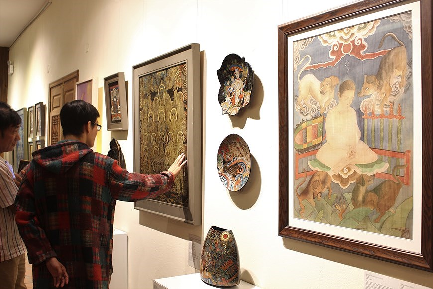 Une exposition d'art vise a heriter de la quintessence des estampes de Hang Trong a Hanoi hinh anh 2