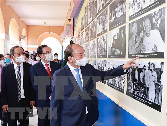 Le president Nguyen Xuan Phuc rend hommage au President Ho Chi Minh hinh anh 2
