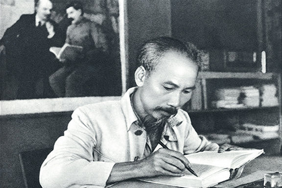 90 ans du PCV: Ho Chi Minh, leader de la Revolution d’Aout 1945 hinh anh 1