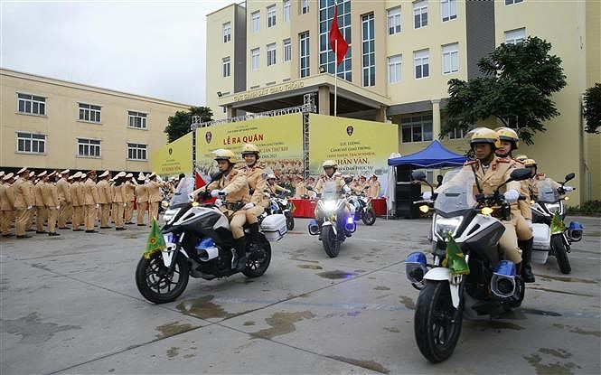 La police des transports lance une campagne au service du 13e Congres national du Parti hinh anh 2
