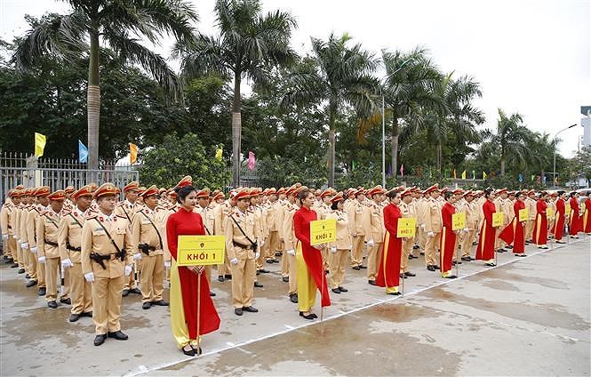 La police des transports lance une campagne au service du 13e Congres national du Parti hinh anh 4