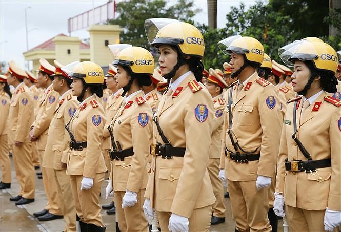 La police des transports lance une campagne au service du 13e Congres national du Parti hinh anh 6