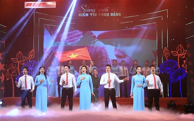 Le programme artistique « La confiance en le Parti brille a jamais » a Hanoi hinh anh 2