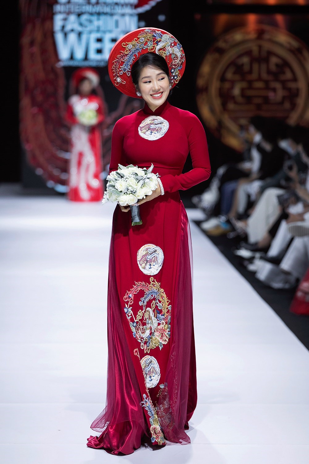 Kim Lang - une collection d'ao dai brodee a la main delicate et impressionnante hinh anh 2