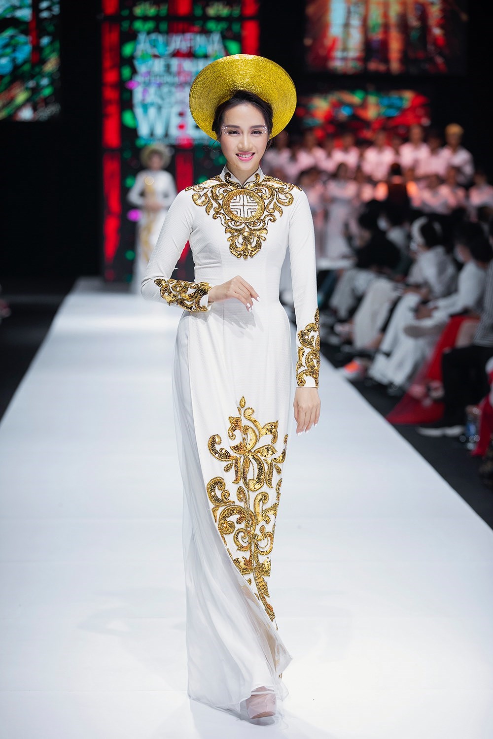 Kim Lang - une collection d'ao dai brodee a la main delicate et impressionnante hinh anh 3