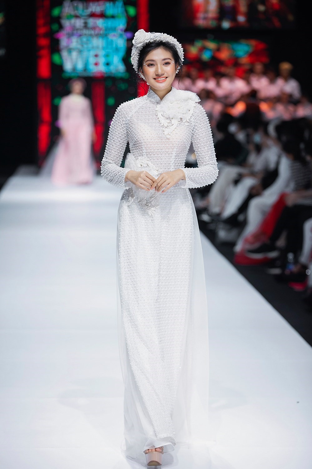 Kim Lang - une collection d'ao dai brodee a la main delicate et impressionnante hinh anh 6