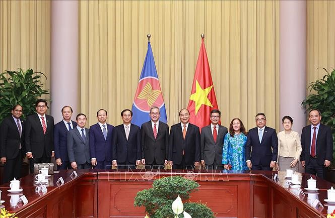 Le president Nguyen Xuan Phuc recoit des diplomates des pays de l’ASEAN hinh anh 1