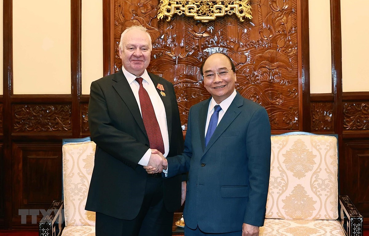 Le president Nguyen Xuan Phuc recoit l’ambassadeur de Russie hinh anh 1
