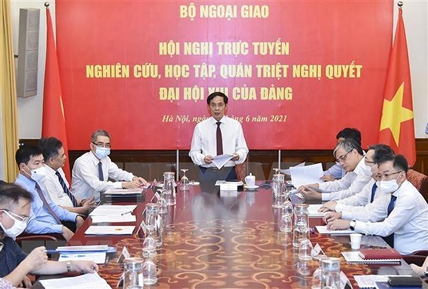 Les agences de representation vietnamiennes a l'etranger etudient la Resolution du Parti hinh anh 1