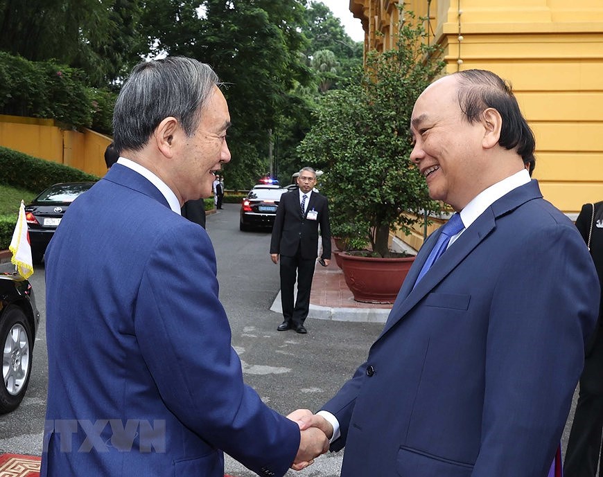 Ceremonie d’accueil du Premier ministre japonais a Hanoi hinh anh 1