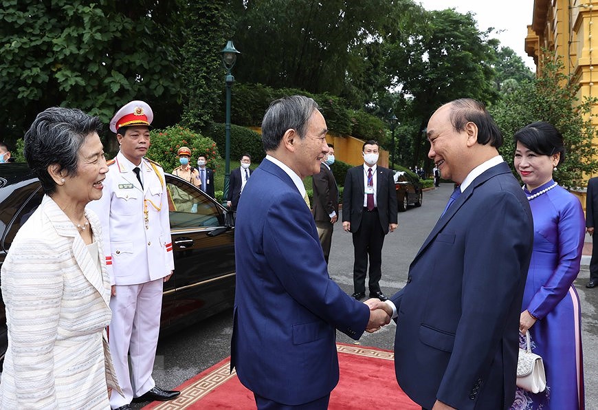 Ceremonie d’accueil du Premier ministre japonais a Hanoi hinh anh 2