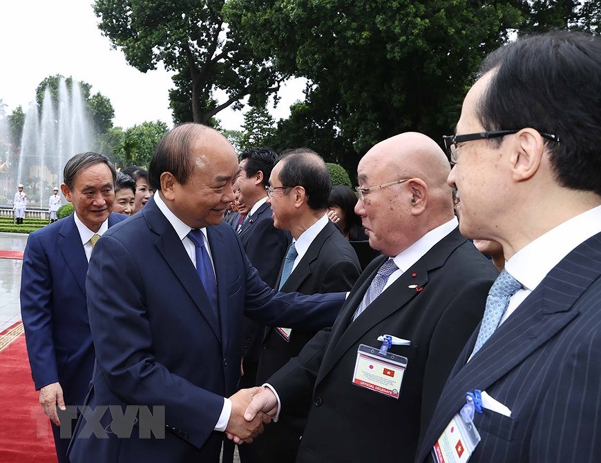 Ceremonie d’accueil du Premier ministre japonais a Hanoi hinh anh 5