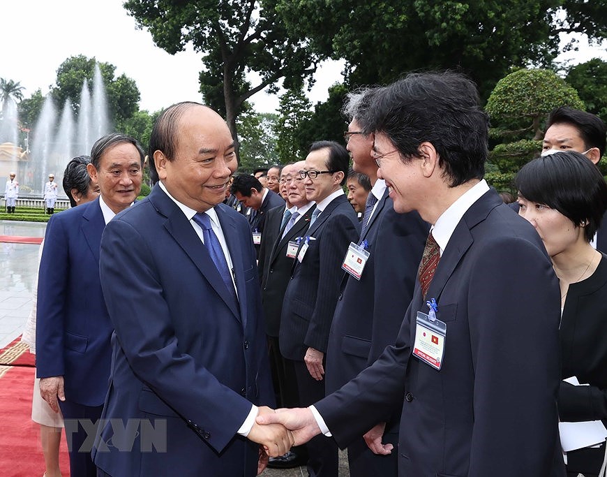 Ceremonie d’accueil du Premier ministre japonais a Hanoi hinh anh 6