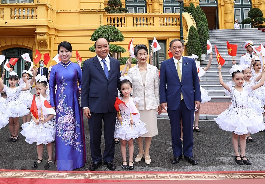 Ceremonie d’accueil du Premier ministre japonais a Hanoi hinh anh 7
