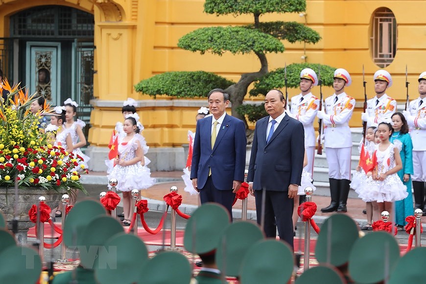 Ceremonie d’accueil du Premier ministre japonais a Hanoi hinh anh 8