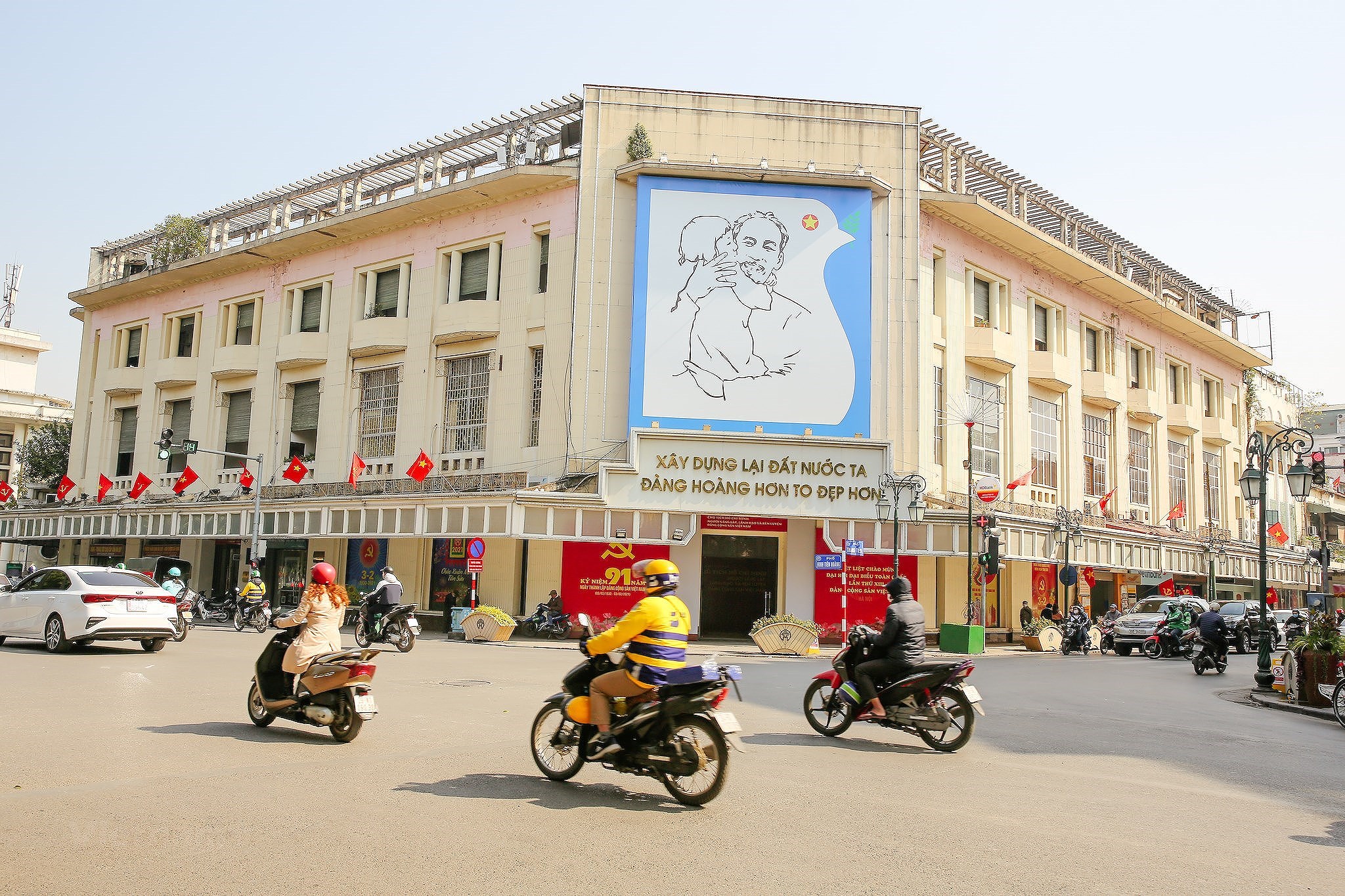 Hanoi se pare des couleurs du drapeau pour accueillir le 13e Congres national du Parti hinh anh 1