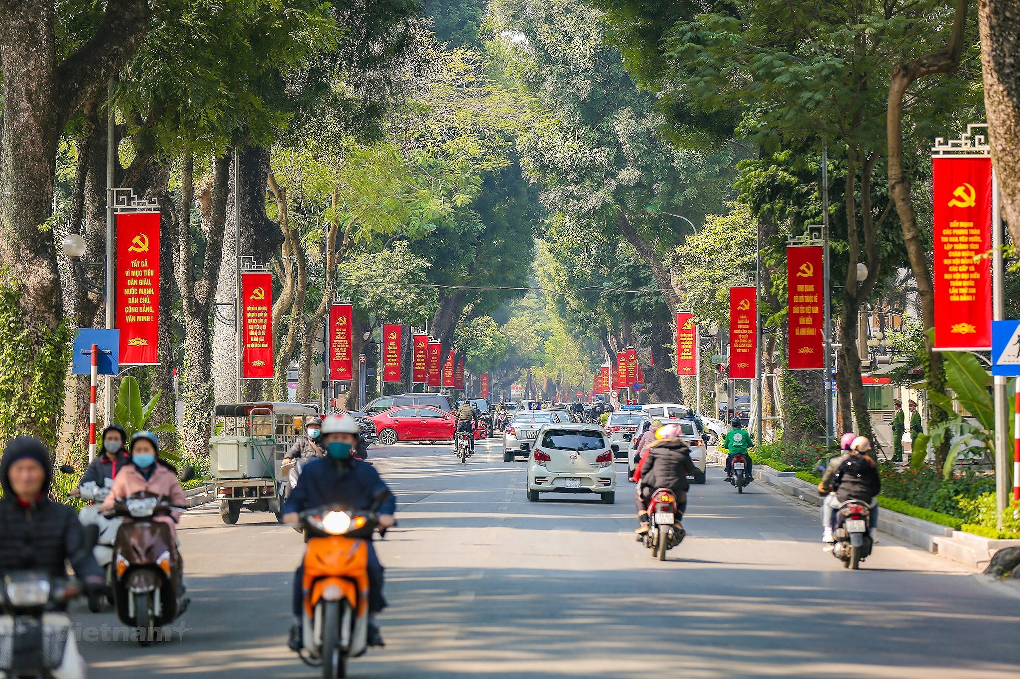 Hanoi se pare des couleurs du drapeau pour accueillir le 13e Congres national du Parti hinh anh 10