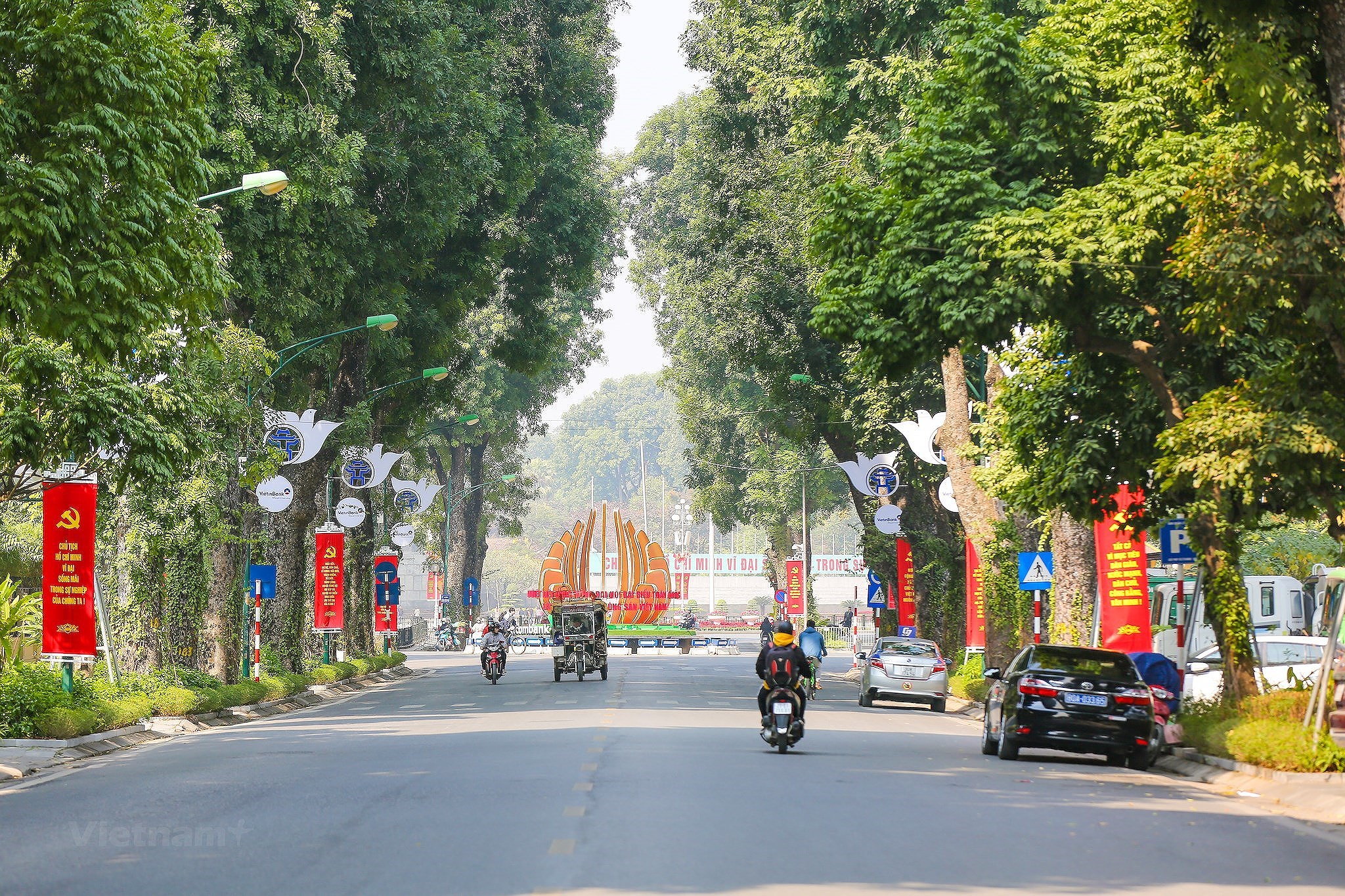Hanoi se pare des couleurs du drapeau pour accueillir le 13e Congres national du Parti hinh anh 11