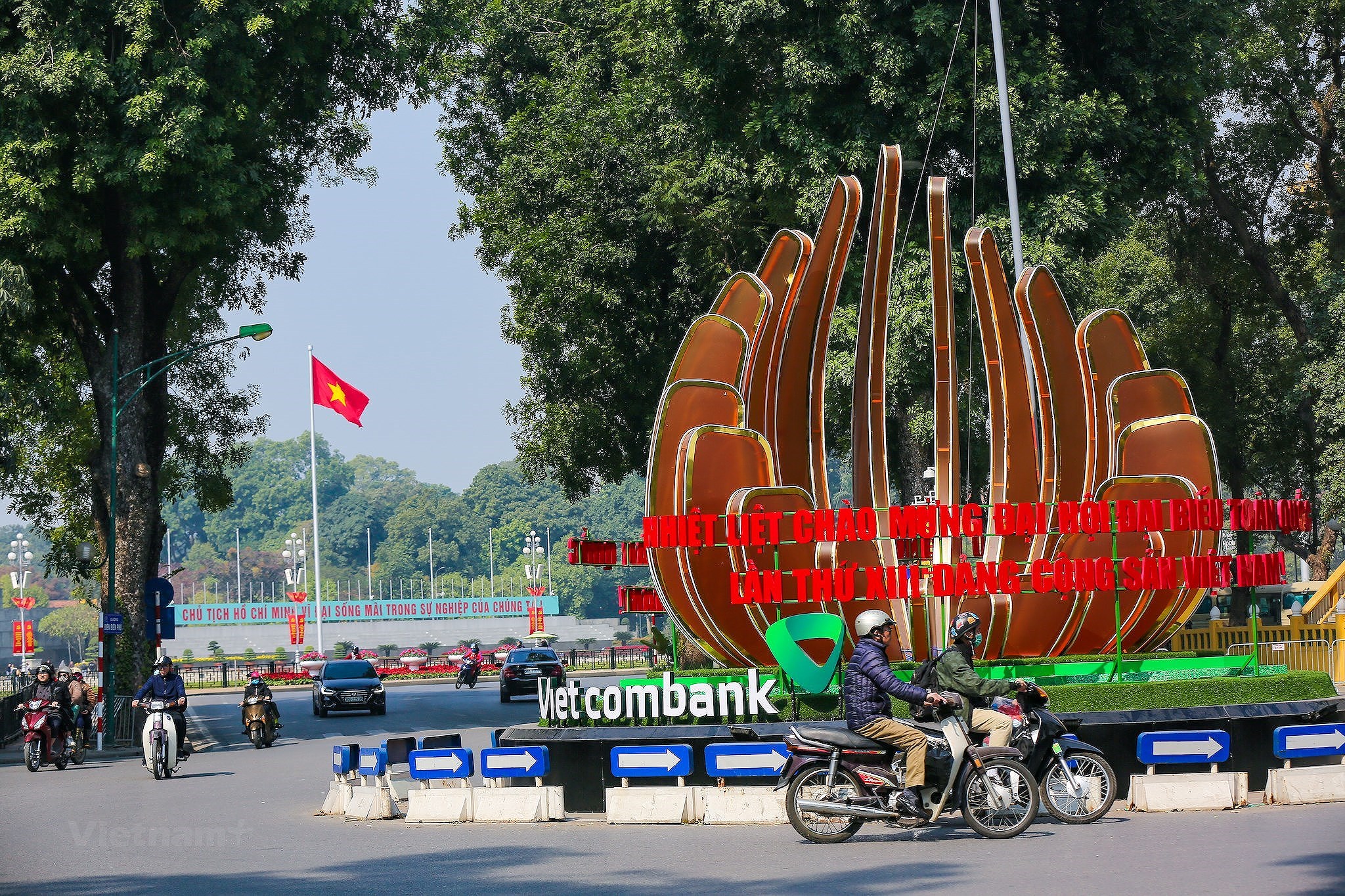 Hanoi se pare des couleurs du drapeau pour accueillir le 13e Congres national du Parti hinh anh 12