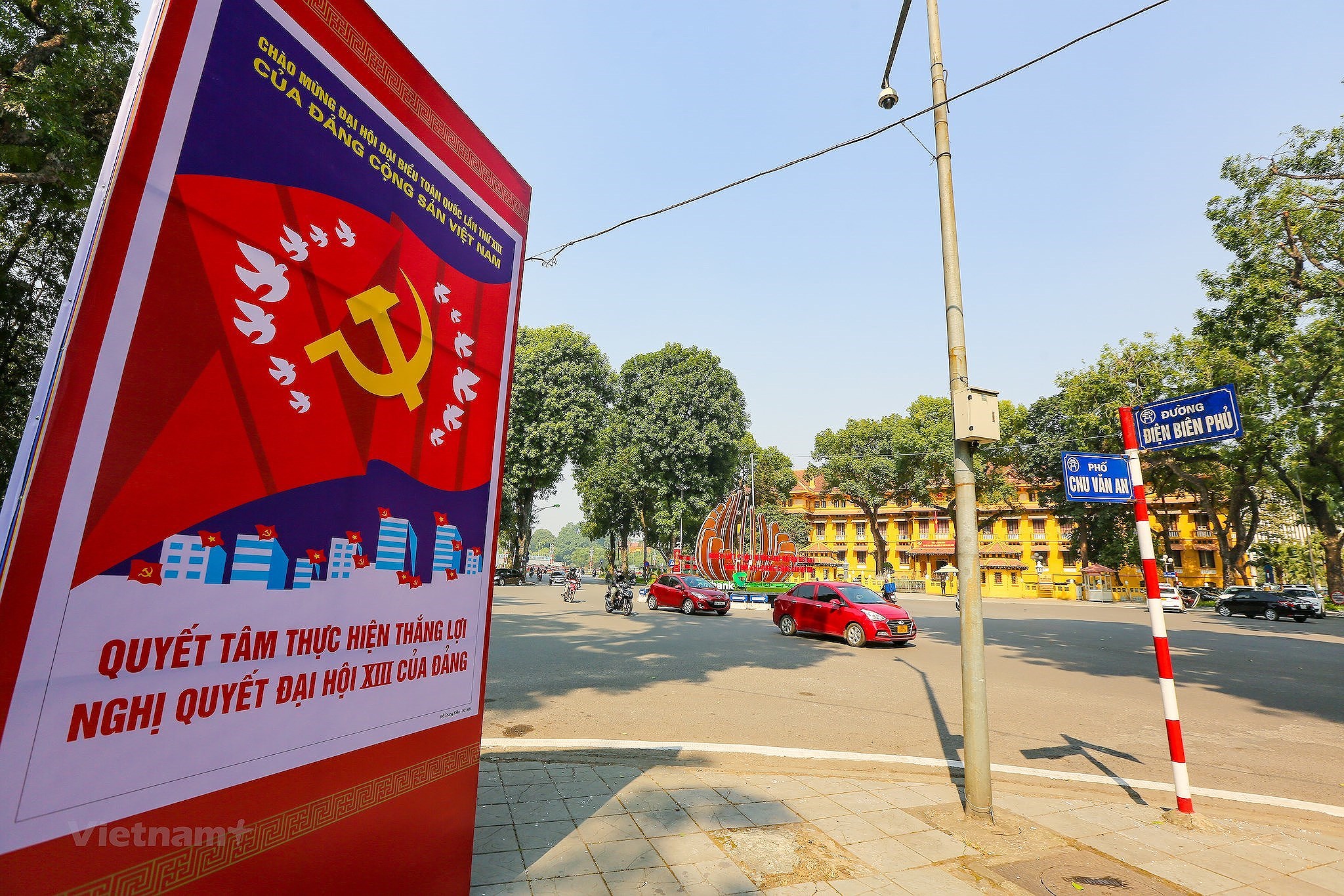 Hanoi se pare des couleurs du drapeau pour accueillir le 13e Congres national du Parti hinh anh 13