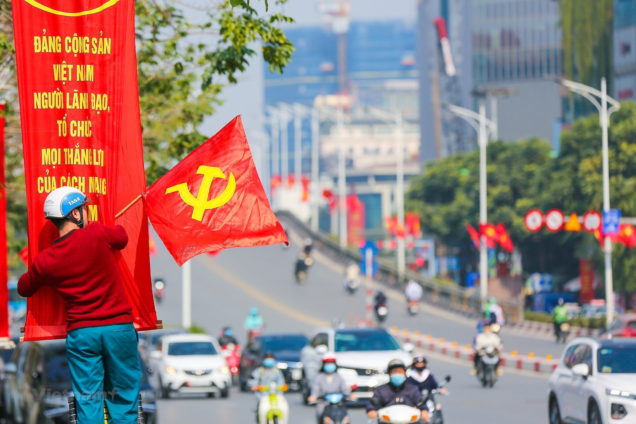 Hanoi se pare des couleurs du drapeau pour accueillir le 13e Congres national du Parti hinh anh 14
