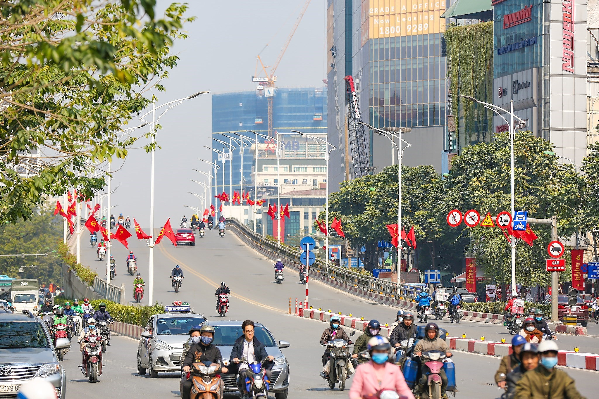Hanoi se pare des couleurs du drapeau pour accueillir le 13e Congres national du Parti hinh anh 15
