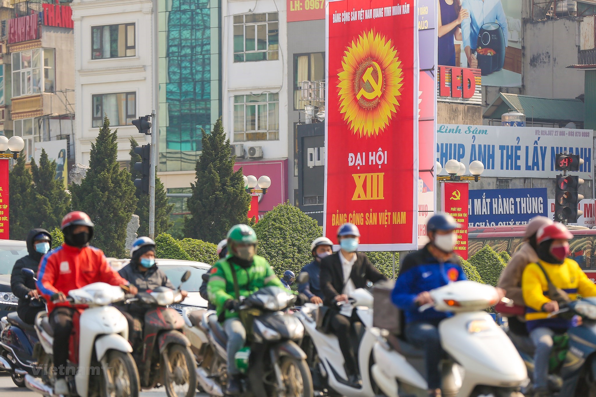 Hanoi se pare des couleurs du drapeau pour accueillir le 13e Congres national du Parti hinh anh 19