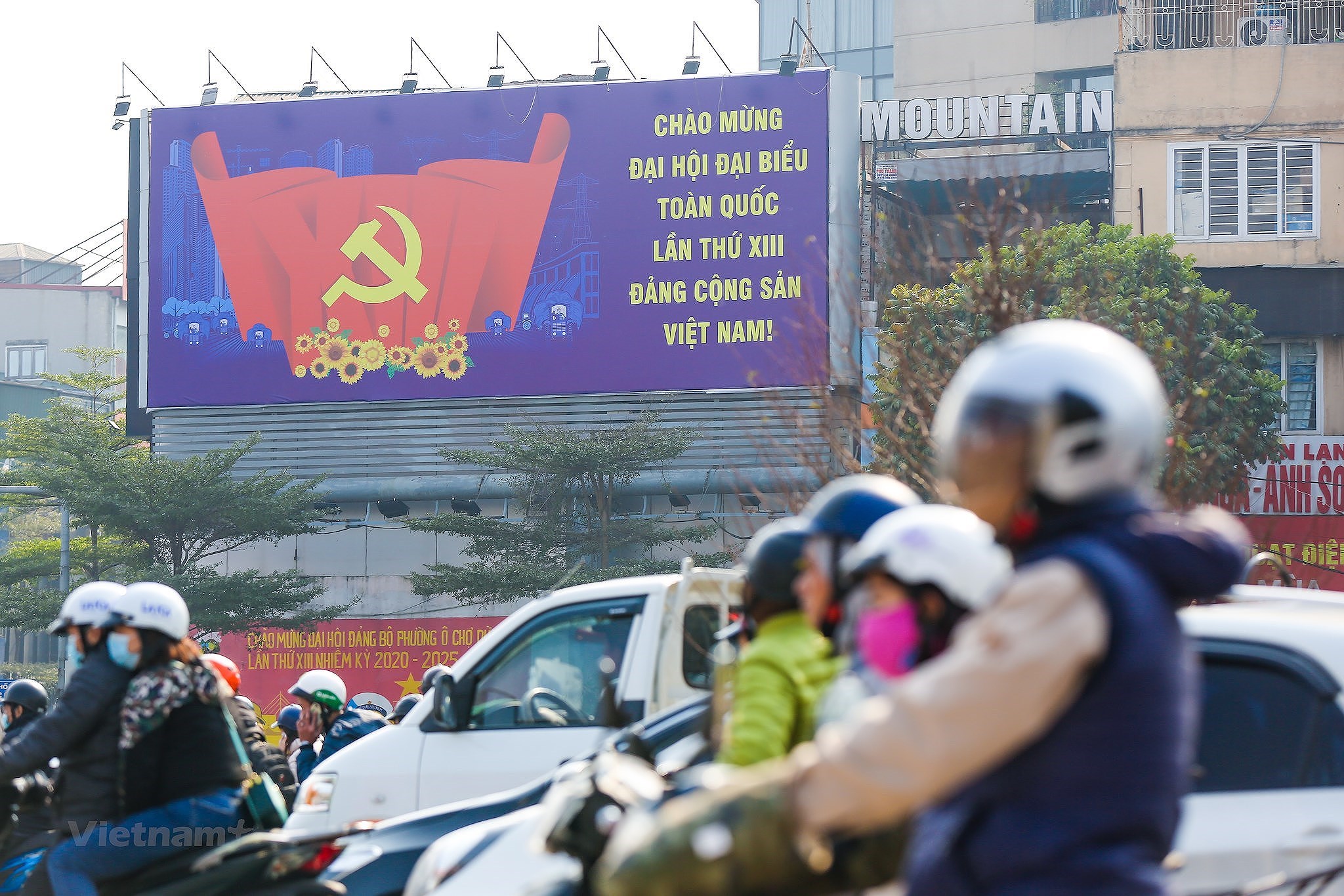 Hanoi se pare des couleurs du drapeau pour accueillir le 13e Congres national du Parti hinh anh 20