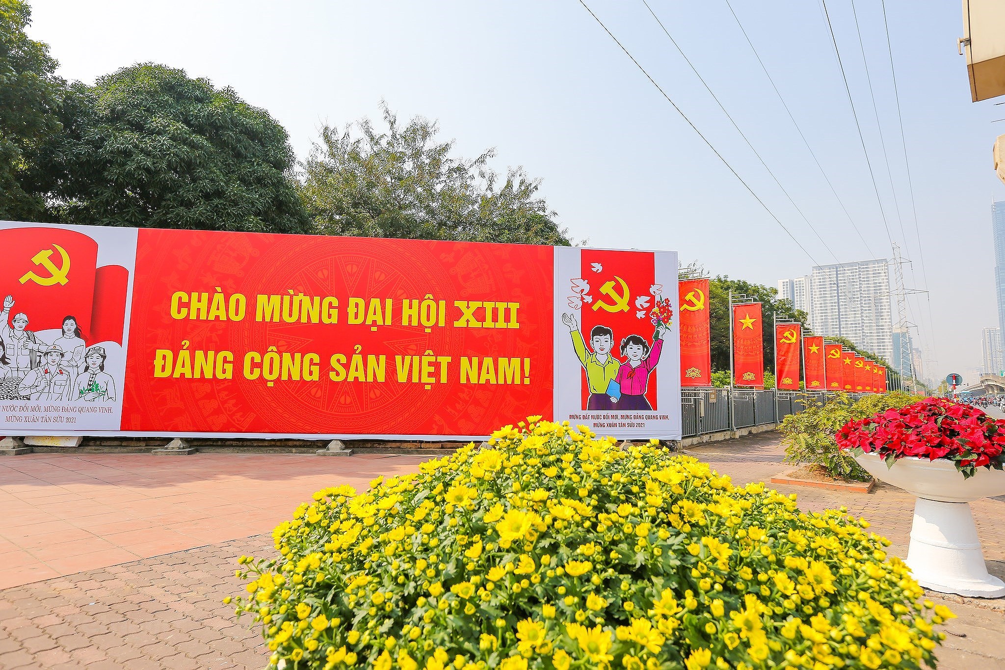 Hanoi se pare des couleurs du drapeau pour accueillir le 13e Congres national du Parti hinh anh 24
