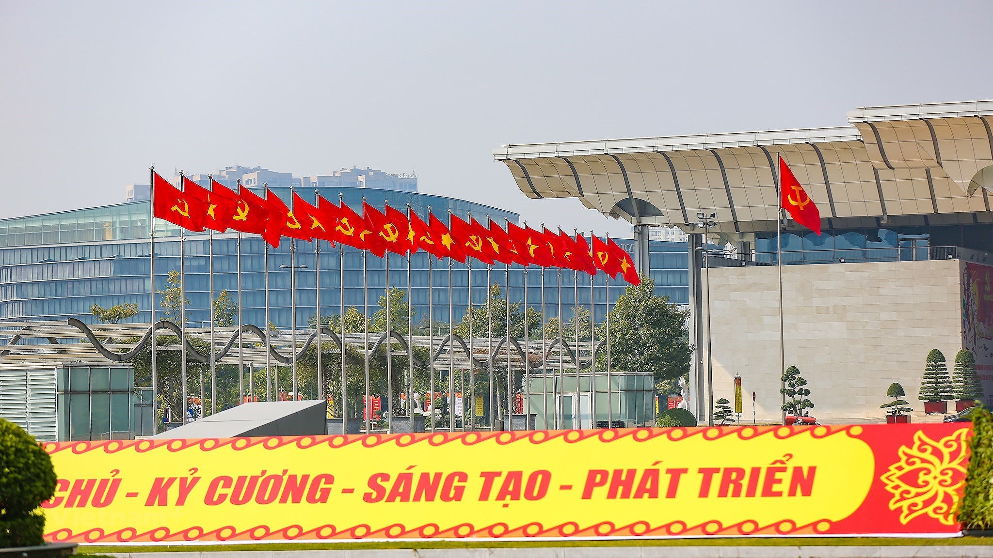 Hanoi se pare des couleurs du drapeau pour accueillir le 13e Congres national du Parti hinh anh 27