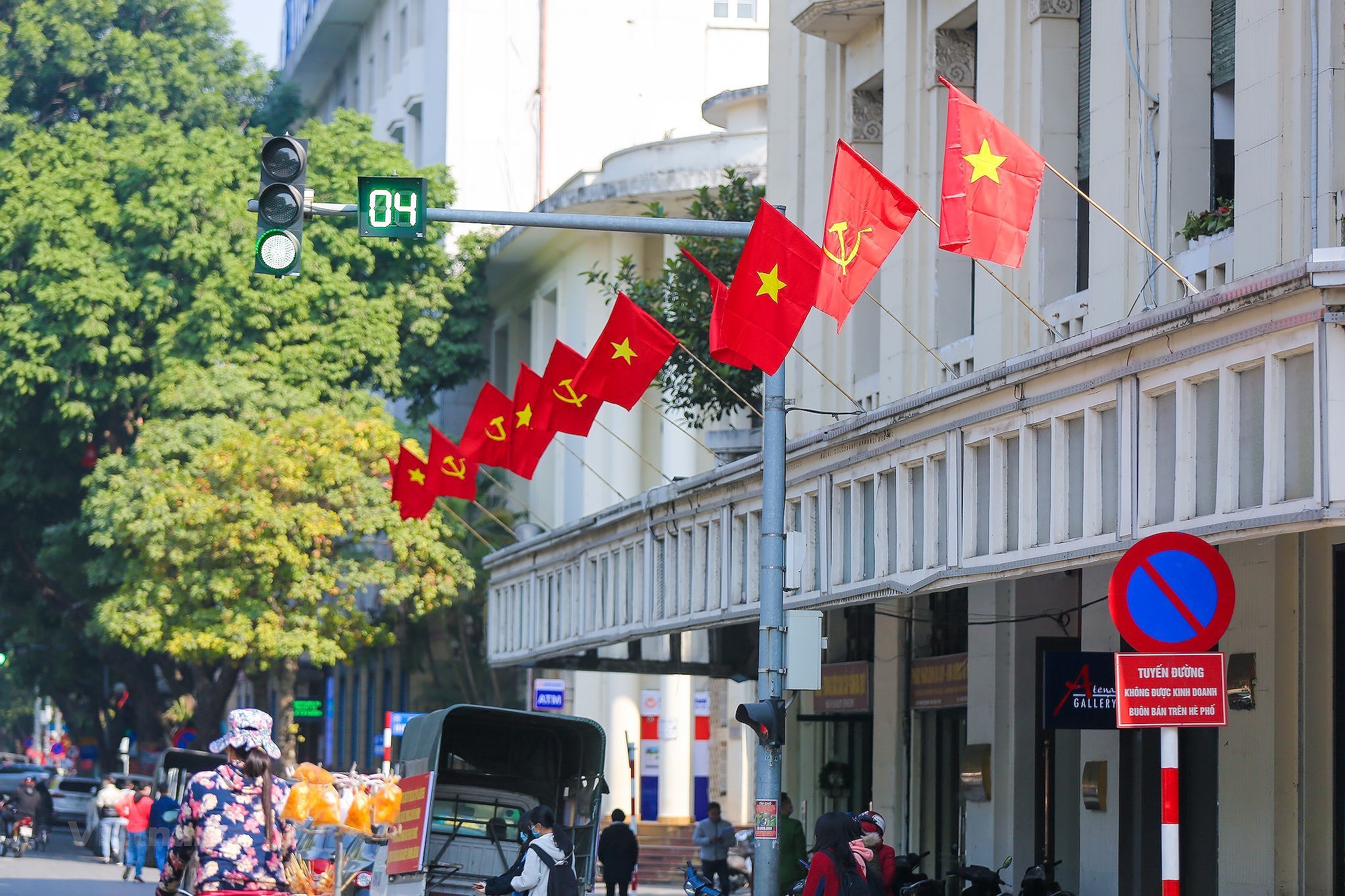 Hanoi se pare des couleurs du drapeau pour accueillir le 13e Congres national du Parti hinh anh 3