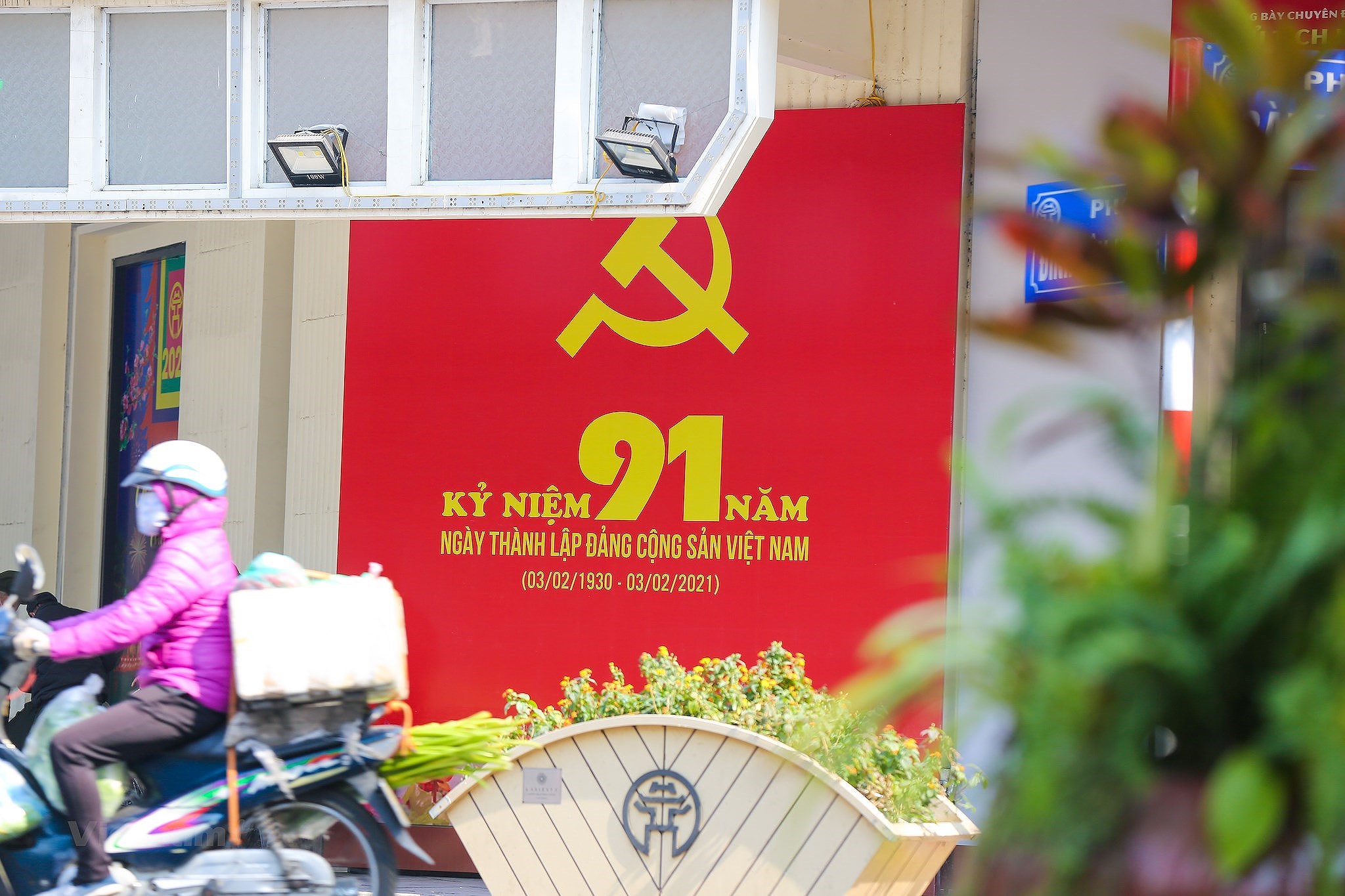 Hanoi se pare des couleurs du drapeau pour accueillir le 13e Congres national du Parti hinh anh 4