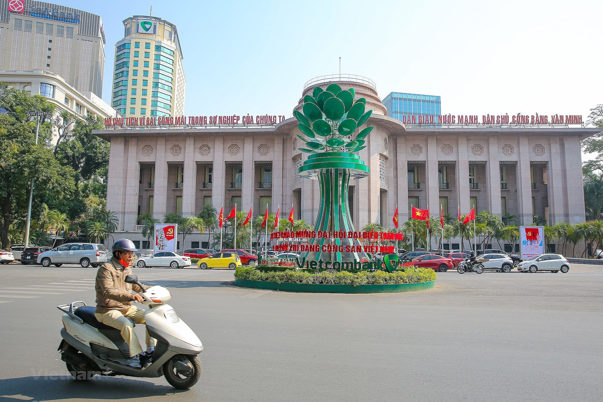 Hanoi se pare des couleurs du drapeau pour accueillir le 13e Congres national du Parti hinh anh 5