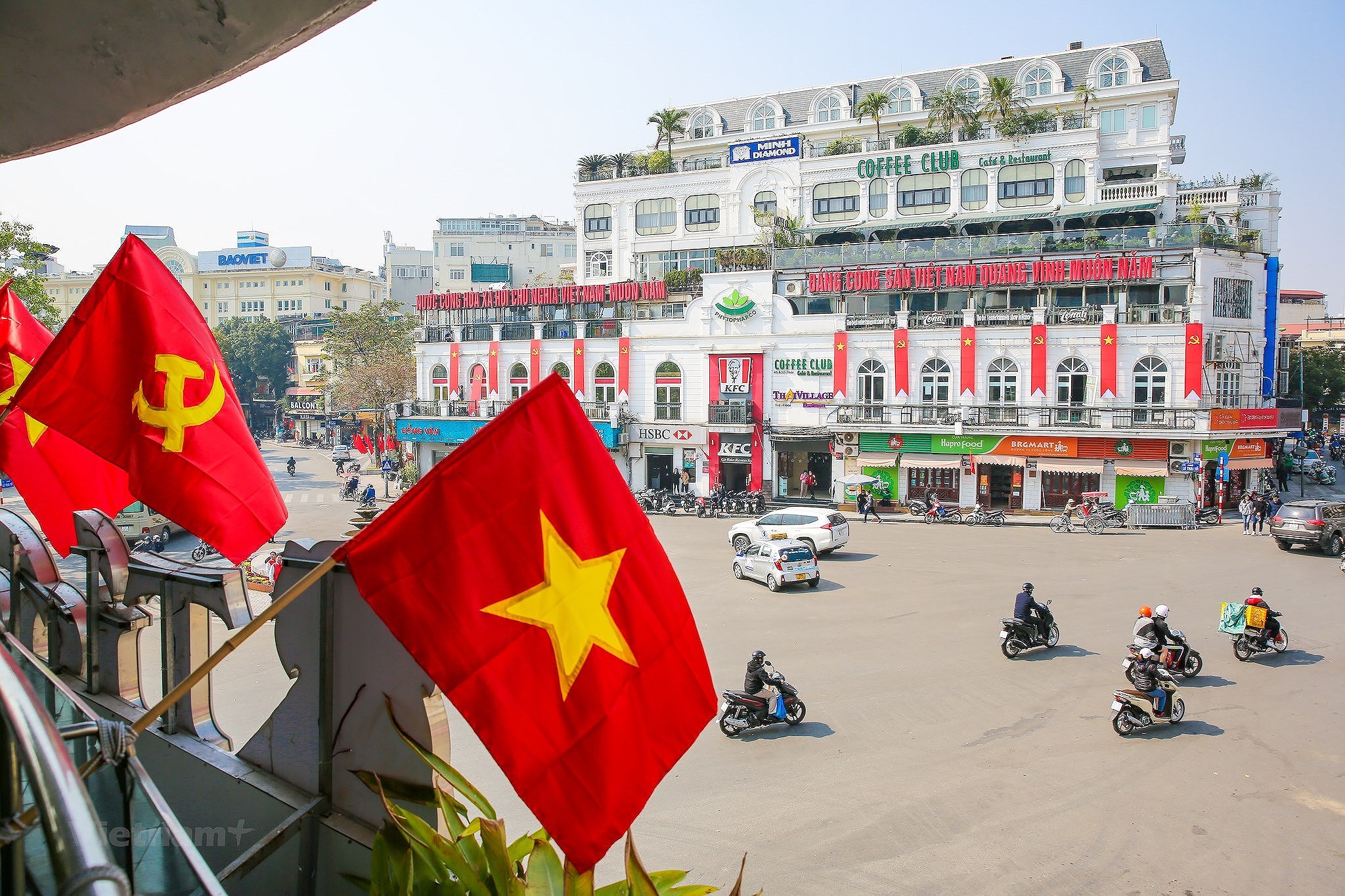 Hanoi se pare des couleurs du drapeau pour accueillir le 13e Congres national du Parti hinh anh 6