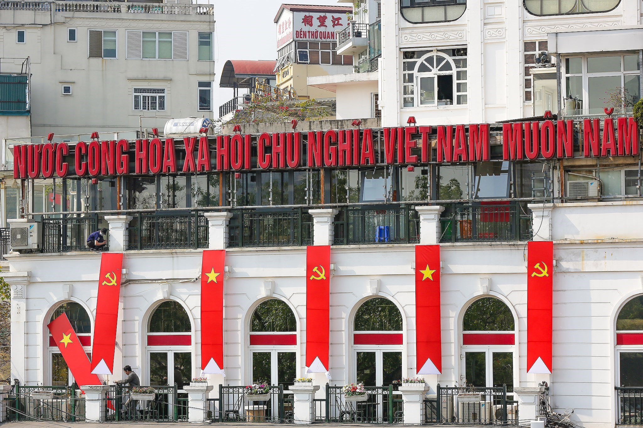 Hanoi se pare des couleurs du drapeau pour accueillir le 13e Congres national du Parti hinh anh 7