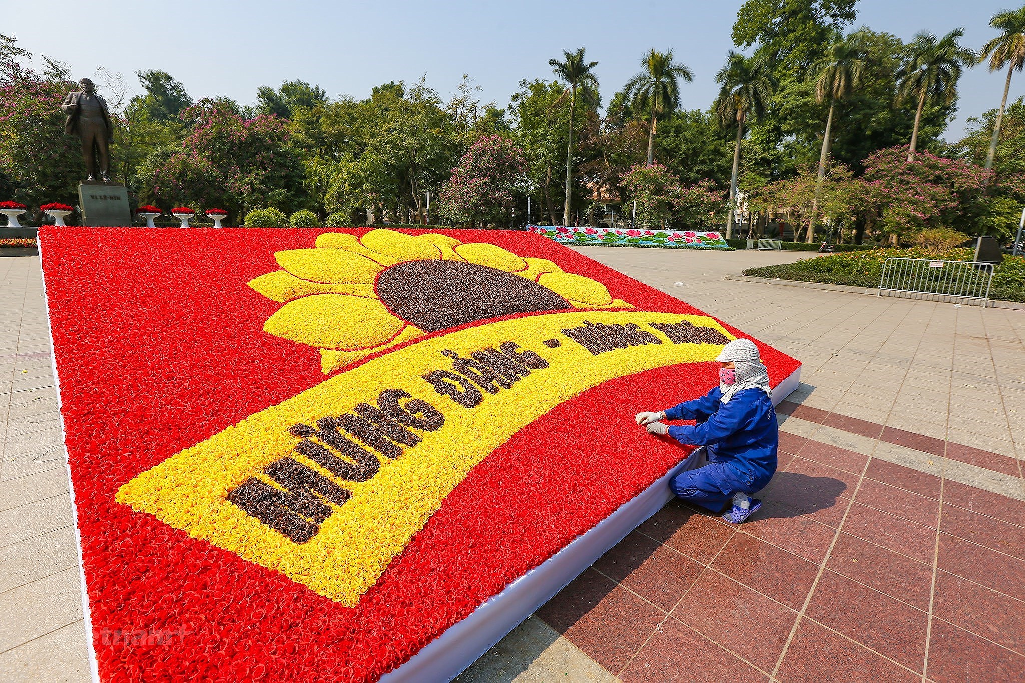 Hanoi se pare des couleurs du drapeau pour accueillir le 13e Congres national du Parti hinh anh 8