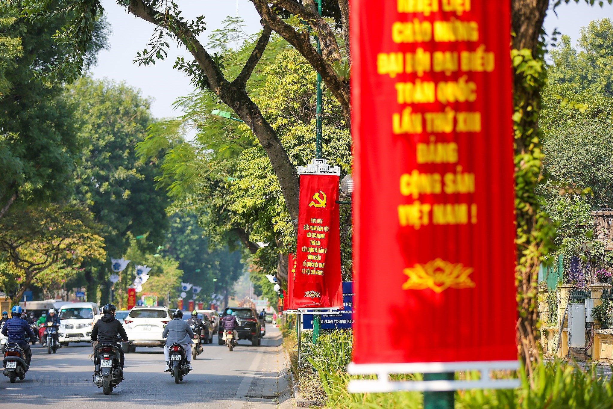Hanoi se pare des couleurs du drapeau pour accueillir le 13e Congres national du Parti hinh anh 9