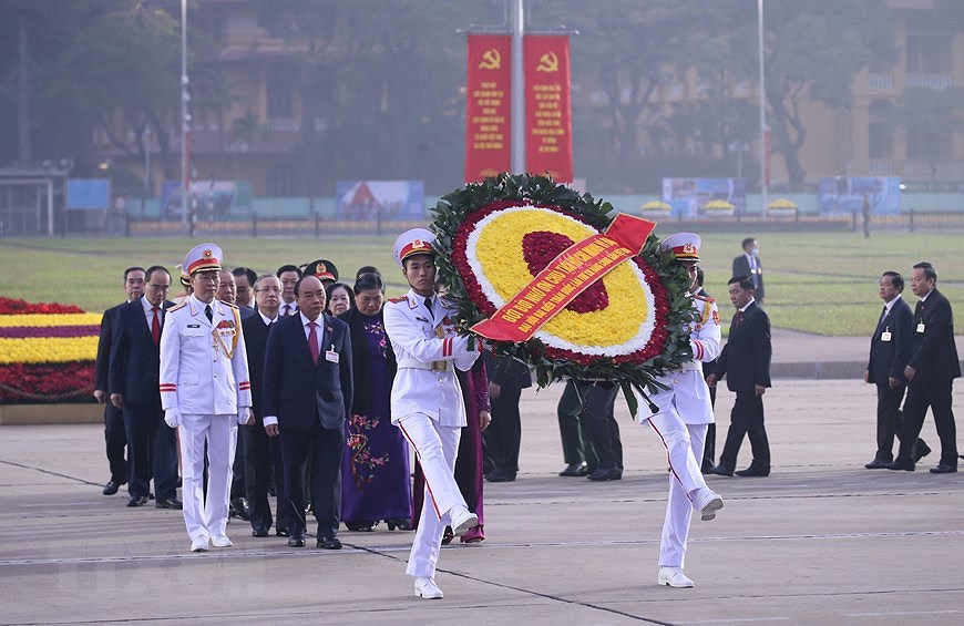 13e Congres national : les dirigeants rendent hommage au President Ho Chi Minh hinh anh 2