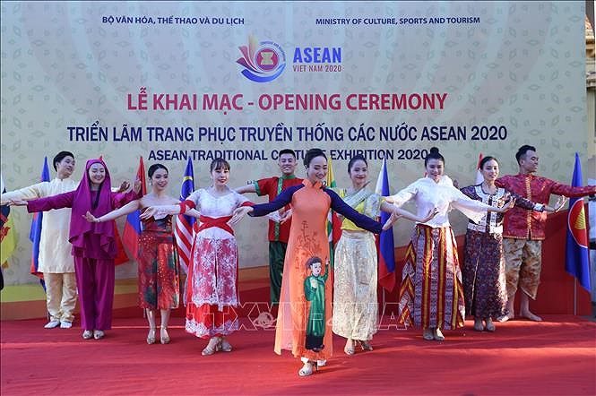 Ouverture d'une exposition de costumes traditionnels de l'ASEAN a Hanoi hinh anh 2