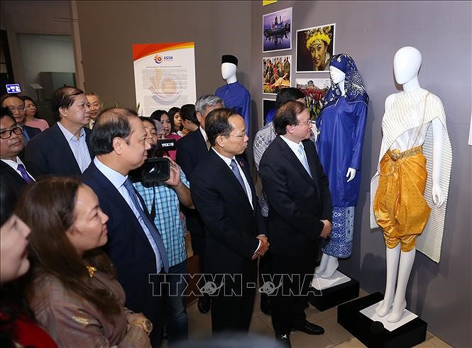 Ouverture d'une exposition de costumes traditionnels de l'ASEAN a Hanoi hinh anh 4