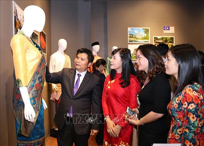 Ouverture d'une exposition de costumes traditionnels de l'ASEAN a Hanoi hinh anh 5