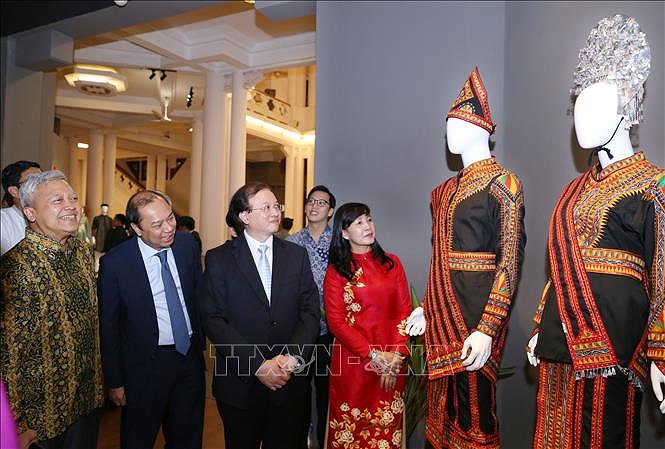 Ouverture d'une exposition de costumes traditionnels de l'ASEAN a Hanoi hinh anh 6