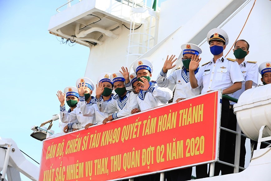 Une delegation de travail de la 4e zone navale en route vers Truong Sa hinh anh 7