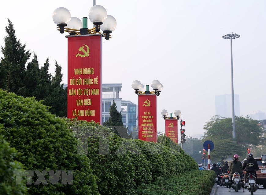 Les rues de Hanoi decorees de drapeaux et de fleurs pour saluer le 13e Congres national du Parti hinh anh 1