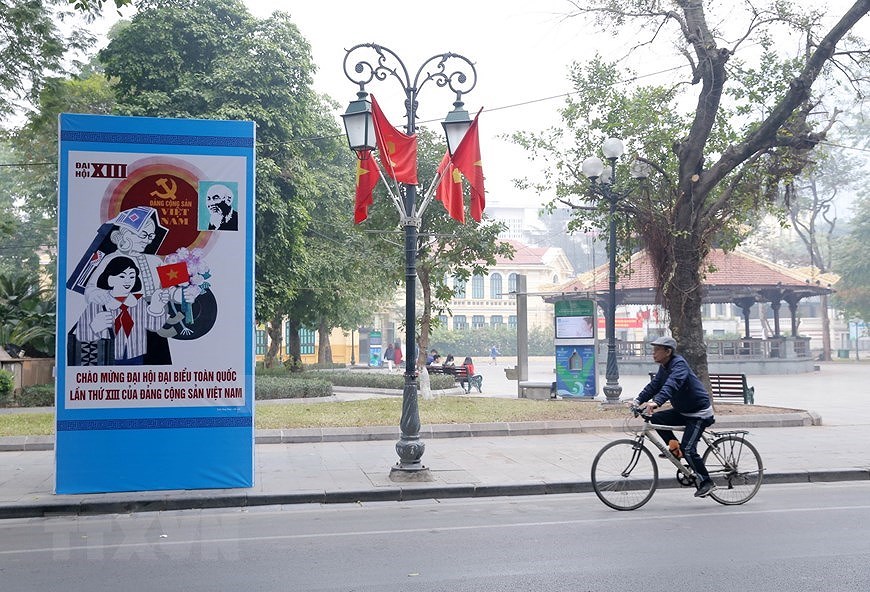 Les rues de Hanoi decorees de drapeaux et de fleurs pour saluer le 13e Congres national du Parti hinh anh 3